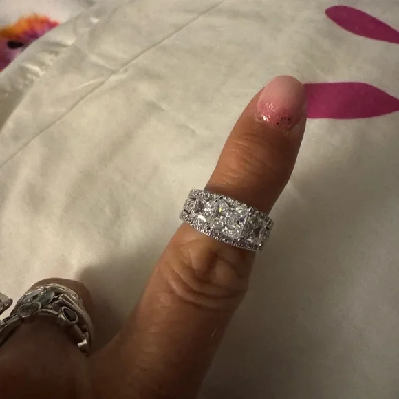 Elegant Silver and Diamond Ring - Picture 5 of 7